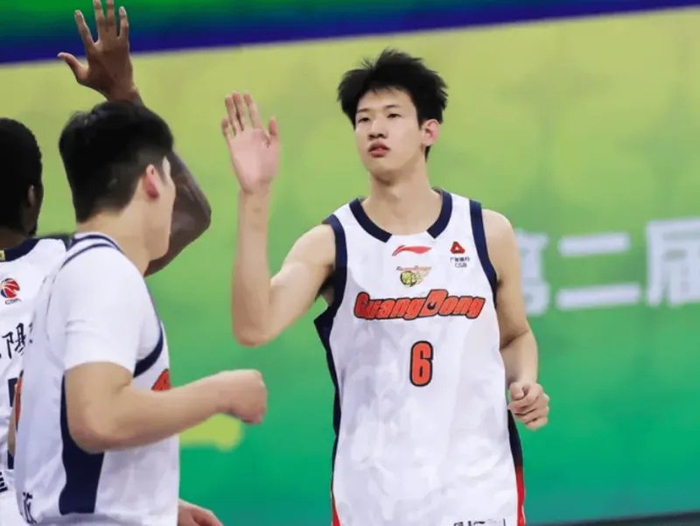 u8首页-广东104-113上海1喜3忧！黄明依奇兵，内线+张皓嘉没法看！|CBA俱乐部杯|杜锋|球员|比赛|对手_新浪体育_新浪新闻